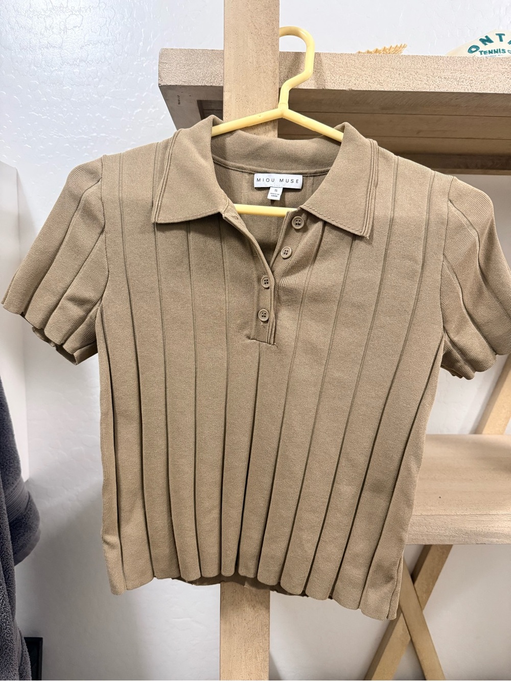 Midi Muse Short-Sleeve Ribbed Polo Top in Tan